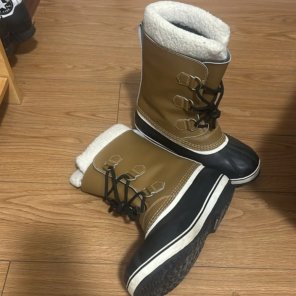 Sorel boots - Picture 2 of 3
